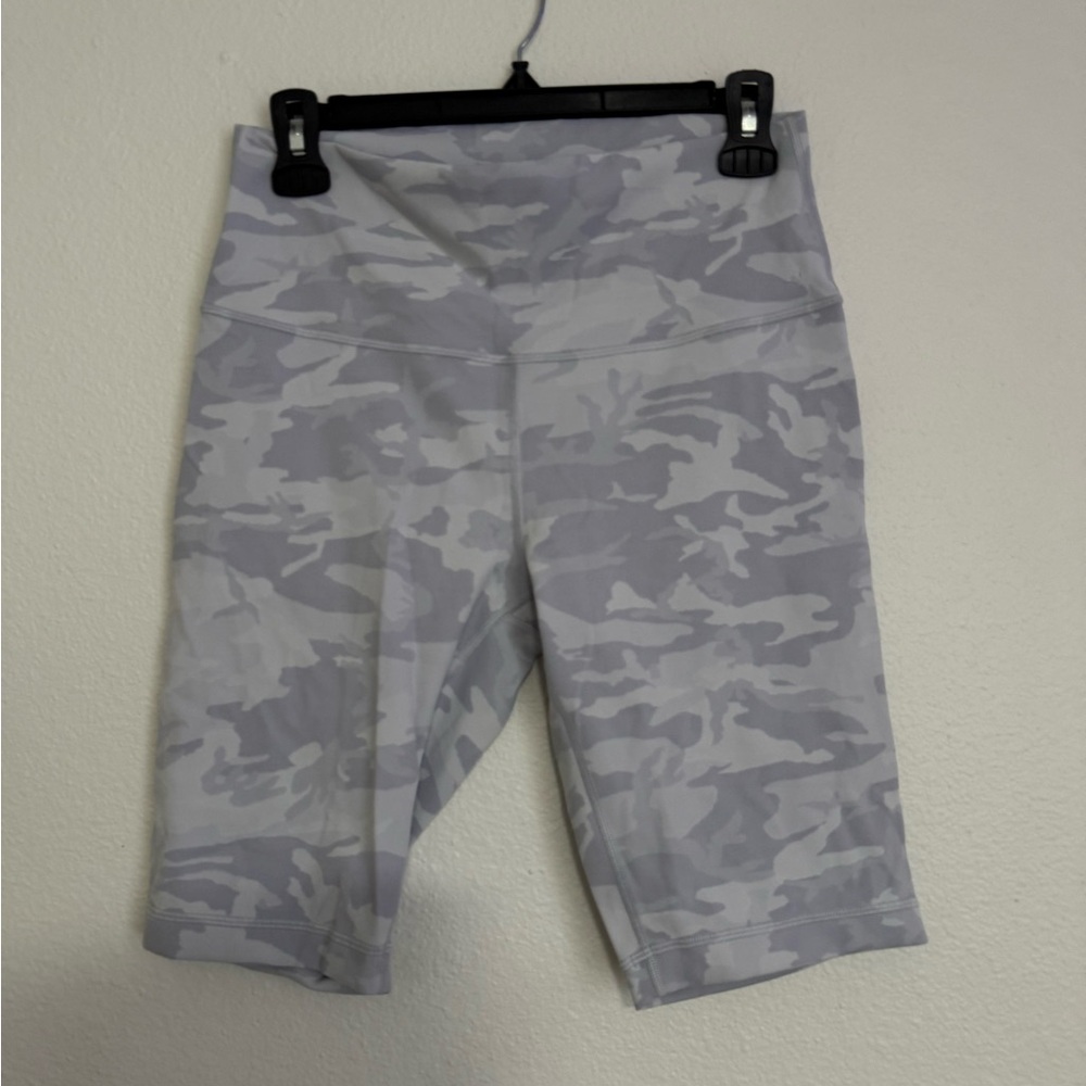 lululemon athletica Gray Camo Women Shorts - Picture 5 of 5